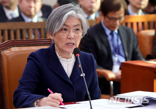 【서울=뉴시스】박영태 기자 = 21일 서울 영등포구 여의도 국회에서 진행된 외교통일위원회 전체회의에서 강경화 외교부 장관이 의원 질의에 답변하고 있다. 2018.02.21. since1999@newsis.com