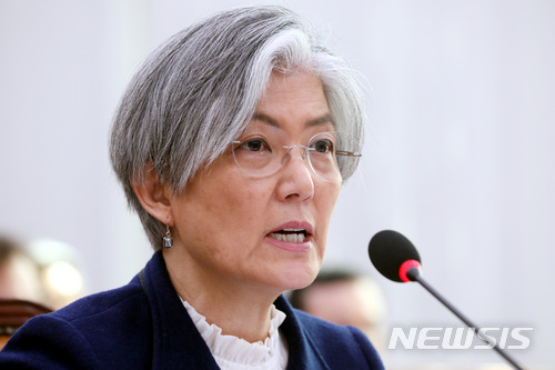 【서울=뉴시스】박영태 기자 = 21일 서울 영등포구 여의도 국회에서 진행된 외교통일위원회 전체회의에서 강경화 외교부 장관이 의원 질의에 답변하고 있다. 2018.02.21.since1999@newsis.com