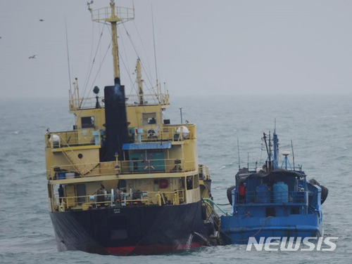 【 AP/뉴시스】일본 정부는 북한 선적의 유조선 1척이 지난 16일 낮 동중국해의 공해상에서 국적 불명의 소형 선박과 나란히 붙어 있는 모습이 확인됐다고 20일 밤 발표한뒤 현장 사진을 공개했다. 사진은 일 해상자위대 초계기 P3C가 포착한 북한 유조선의 해상 밀수 의심 장면. 왼쪽 큰 배가 북한 유조선 유종 2호이다. 사진은 일본 방위성이 제공한 것이다. 2018.2.21