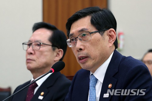 【서울=뉴시스】홍효식 기자 = 박상기(오른쪽) 법무부 장관이 지난 2월21일 오전 서울 여의도 국회 법제사법위원회 회의실에서 열린 전체회의에 참석해 의원들의 질의에 답하고 있다. 2018.02.21. yesphoto@newsis.com