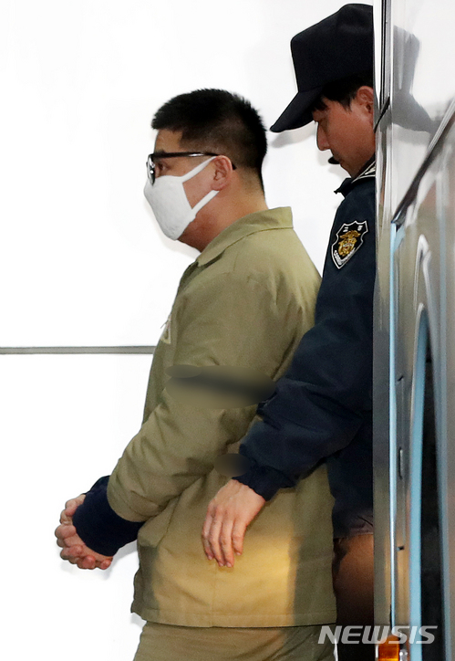 【서울=뉴시스】임태훈 기자 = 여중생 딸의 친구를 추행한 뒤 살해하고 사체를 유기한 혐의로 기소된 '어금니 아빠' 이영학씨가 선고공판을 받기 위해 21일 오후 서울 도봉구 서울북부지방법원 법정으로 향하고 있다. 2018.02.21. taehoonlim@newsis.com