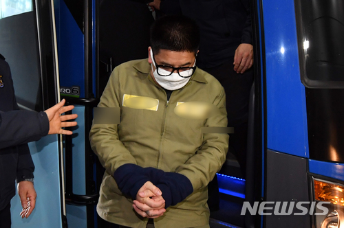 【서울=뉴시스】임태훈 기자 = 여중생 딸의 친구를 추행한 뒤 살해하고 사체를 유기한 혐의로 기소된 '어금니 아빠' 이영학씨가 선고공판을 받기 위해 21일 오후 서울 도봉구 서울북부지방법원 법정으로 향하고 있다. 2018.02.21. photo@newsis.com