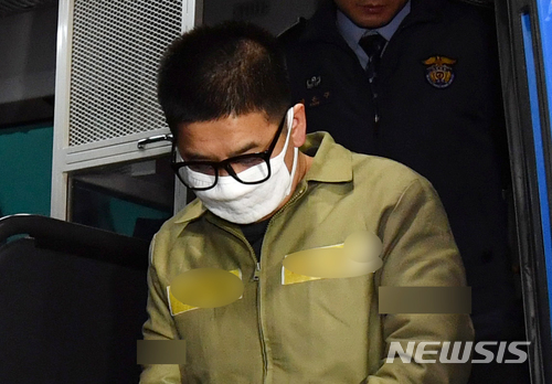 【서울=뉴시스】임태훈 기자 = 여중생 딸의 친구를 추행한 뒤 살해하고 사체를 유기한 혐의로 기소된 '어금니 아빠' 이영학씨가 선고공판을 받기 위해 21일 오후 서울 도봉구 서울북부지방법원 법정으로 향하고 있다. 2018.02.21.&nbsp; photo@newsis.com