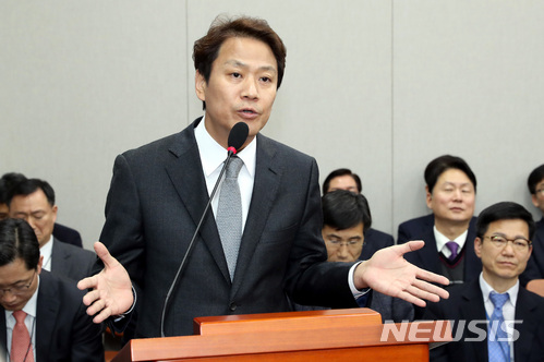 【서울=뉴시스】박영태 기자 = 21일 서울 영등포구 여의도 국회 운영위원회 회의실에서 열린 전체회의에서 임종석 대통령 비서실장이 김성태 위원장의 불성실한 자료제출 질책에 발언을 하고 있다. 2018.02.21.since1999@newsis.com