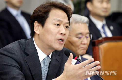 【서울=뉴시스】박영태 기자 = 21일 서울 영등포구 여의도 국회 운영위원회 회의실에서 열린 전체회의에서 임종석 대통령 비서실장이 답변을 하고 있다. 2018.02.21.since1999@newsis.com