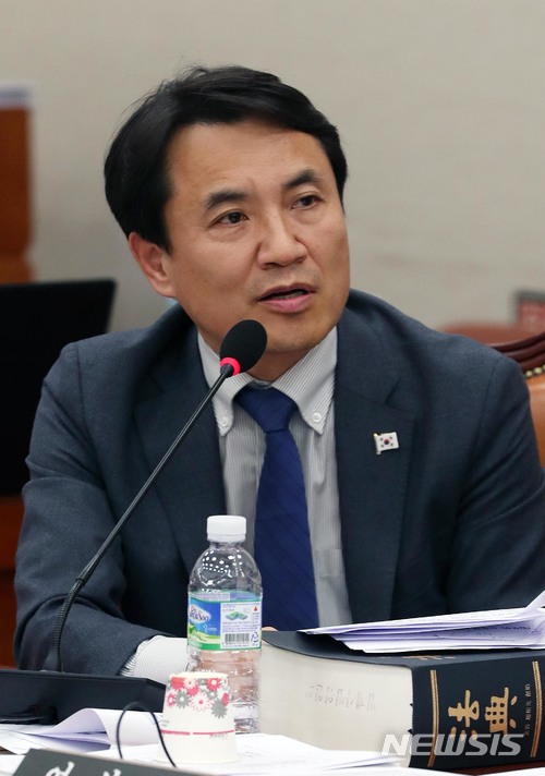 【서울=뉴시스】홍효식 기자 = 자유한국당 김진태 법사위 간사가 21일 오후 서울 여의도 국회 법제사법위원회 회의실에서 열린 전체회의에 참석해 박상기 법무부 장관에게 가상화폐 거래소 폐쇄 관련 질의하고 있다. 2018.02.21. yesphoto@newsis.com