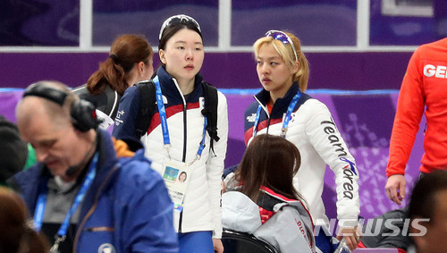 【강릉=뉴시스】 추상철 기자 = '스피드스케이팅 대표팀 논란'이 되었던 대표팀 노선영과 김보름이 21일 오후 강원 강릉 스피드스케이팅 경기장에서 열린 2018 평창 동계올림픽 스피드스케이팅 여자 팀추월 순위결정전을 마치고 이동하고 있다. 2018.02.21.&nbsp; scchoo@newsis.com