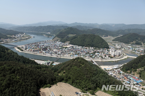 【화천=뉴시스】한윤식 기자 =국방부가 21일 군 적폐청산위원회가 권고한 초급 부사관의 영내 대기 제도와 함께 군인의 외출·외박구역 제한 폐지를 수용키로 하자 접경지역 주민들이즉각 철회를 주장하며 강력반발하고 있다. 사진은 접경지 강원 화천읍내 전경. 2018.02.22.ysh@newsis.com