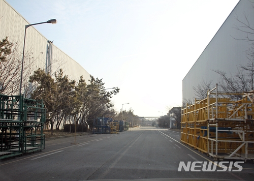  【군산=뉴시스】고석중 기자 = 22일 오전 셧다운(shutdown)이 예고된 한국지엠(GM) 군산공장에는 빈 작업대가 자리를 지키고 있다. 2018.02.22.&nbsp; k9900@newsis.com 