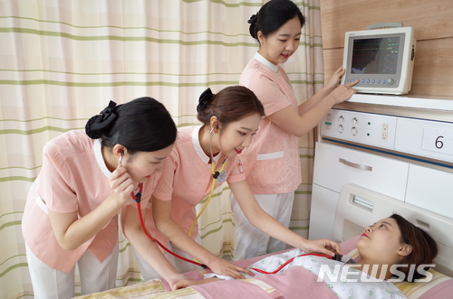 계명문화대 간호학과 학생들이 실습실에서 실습을 하고 있다