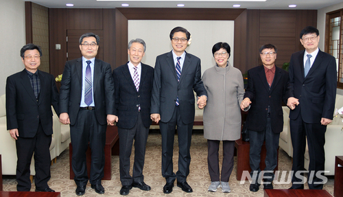 【대전=뉴시스】 충남대 오덕성(가운데) 총장이 창조학술정보관 건립 기금을 기부받고 기념촬영을 하고 있다.(사진=충남대 제공)