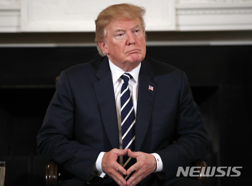 【워싱턴 = AP/뉴시스】 도널드 트럼프 미국대통령이 21일(현지시간) 백악관에서 총기난사 사건을 겪은 플로리다 고교생 및 교사들의 이야기를 듣고 있다. 2018.22