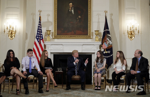 트럼프, 총기난사 피해 학생들에게 "교직원 무장했다면 막았을 것" 