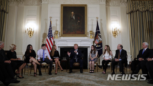 【워싱턴 = AP/뉴시스】 도널드 트럼프 미국대통령이 21일(현지시간) 백악관에서 고교생들과 교사들을 만나 총기 문제에 대해 이야기하고 있다.&nbsp;&nbsp;&nbsp; 