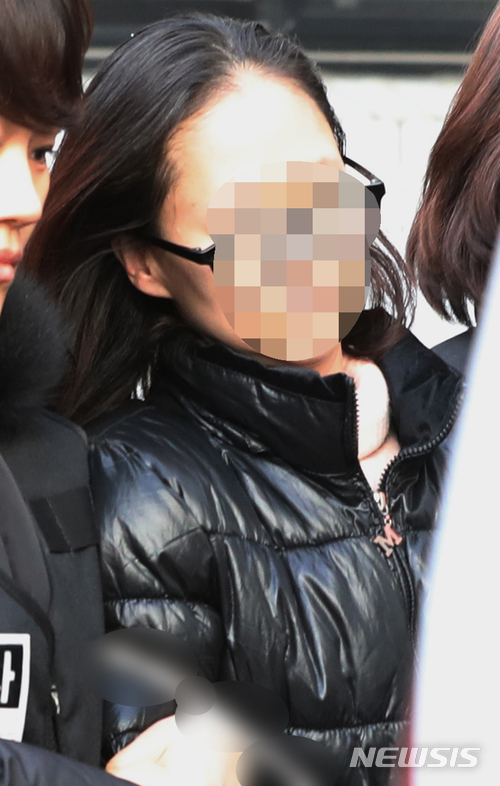 【서울=뉴시스】임태훈 기자 = 퇴마의식을 한다며 6살 딸을 목 졸라 살해한 혐의를 받고 있는 최모씨가 구속 전 피의자 심문을 받기 위해 22일 오전 서울 양천구 양천경찰서에서 서울남부지방법원으로 압송되고 있다. 2018.02.22. taehoonlim@newsis.com