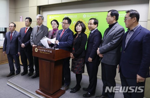 【서울=뉴시스】조성봉 기자 = 강감창(가운데) 서울시의회 자유한국당 원내대표가 22일 오전 서울 중구 서울시의회 브리핑실에서 열린 ‘문재인 대통령 생일 축하 광고를 비롯한 정치인광고 통제 등 공공성 확보 위한 제도적 장치 마련 촉구 기자회견’에서 정치인 광고 심의에 대한 구체적 기준 설정을 요구하는 발언을 하고 있다. 2018.02.22. suncho21@newsis.com