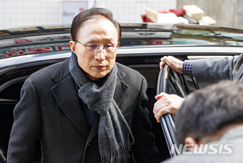 【서울=뉴시스】김선웅 기자 = 이명박 전 대통령이 22일 오전 서울 강남구 대치동에 위치한 사무실로 출근하고 있다.&nbsp; 검찰은 이 전 대통령의 재산관리인으로 알려진 이병모 청계재단 사무국장(구속)의 영장에 다스의 실 소유주는 이 전 대통령이라고 적시했다. 2018.02.22.&nbsp; mangusta@newsis.com