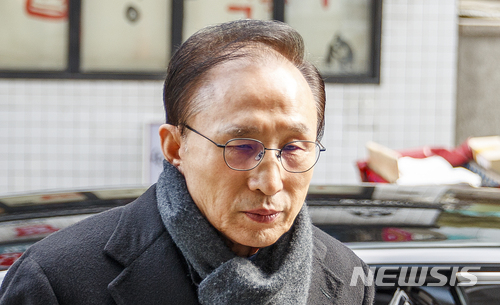 【서울=뉴시스】김선웅 기자 = 이명박 전 대통령이 지난 2월22일 오전 서울 강남구 대치동에 위치한 사무실로 출근하고 있다.&nbsp; 2018.02.22. mangusta@newsis.com