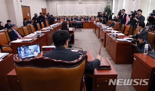 【서울=뉴시스】홍효식 기자 = 권성동 국회 법사위위원장이 22일 오전 서울 여의도 국회 본청 법제사법위원회 회의실에서 열린 전체회의에 참석해 의사봉을 두드리고 있다. 2018.02.22. yesphoto@newsis.com