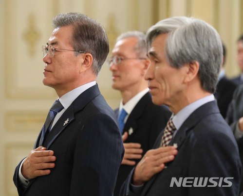 【서울=뉴시스】전신 기자 = 문재인 대통령이 22일 청와대 영빈관에서 열린 정책기획위원회 오찬 간담회에 국기에 대한 경례를 하고 있다. 오른쪽은 정해구 위원장. 2018.02.22.&nbsp; photo1006@newsis.com