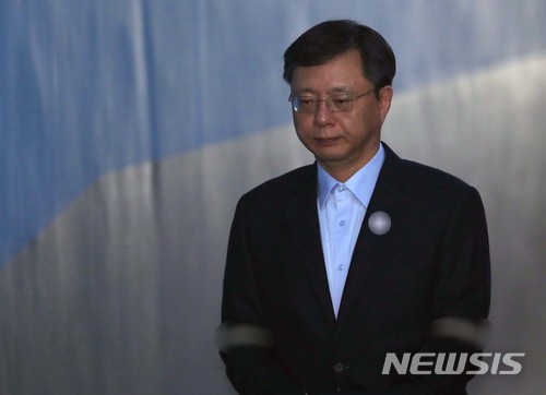 【서울=뉴시스】 최진석 기자 = 박근혜 정부의 '국정농단' 관련 직무유기 및 직권남용 등 혐의로 기소된 우병우 전 청와대 민정수석비서관이 지난달 22일 오후 1심 선고 공판에 참석하기 위해 서울 서초구 중앙지법으로 들어오고 있다. 2018.02.22. photo@newsis.com