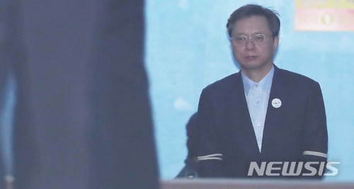 【서울=뉴시스】 최진석 기자 = 박근혜 정부의 국정농단 사태를 축소·은폐하고 직권을 남용했다는 혐의 등으로 기소된 우병우 전 청와대 민정수석이 지난 22일 오후 서울 서초구 서울중앙지법에서 열린 1심 선고에서 징역 2년 6개월을 선고받은 뒤 호송차로 이동하고 있다. 2018.02.22. photo@newsis.com