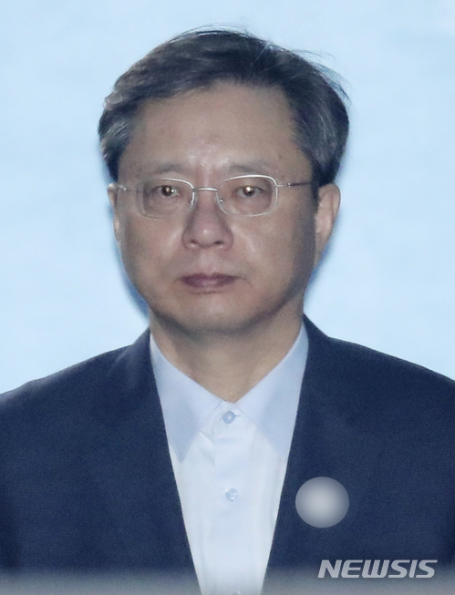 【서울=뉴시스】최진석 기자 = 국정농단을 방조한 혐의로 재판에 넘겨진 우병우 전 청와대 민정수석이 22일 오후 서울 서초구 서울중앙지법에서 열린 1심 선고공판에서 징역 2년6개월을 선고 받은 뒤 법원을 빠져나오고 있다. 2018.02.22. myjs@newsis.com