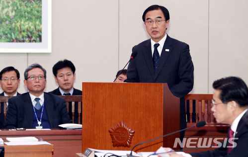 【서울=뉴시스】이종철 기자 = 22일 오후 서울 여의도 국회에서 열린 외교통일위원회 전체회의에서 조명균 통일부장관이 업무보고를 하고 있다. 2018.02.22. jc4321@newsis.com