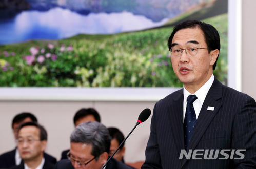 【서울=뉴시스】이종철 기자&nbsp; =&nbsp; 22일 오후 서울 여의도 국회에서 열린 외교통일위원회 전체회의에서 조명균 통일부장관이 업무보고를 하고 있다. 2018.02.22.&nbsp; jc4321@newsis.com