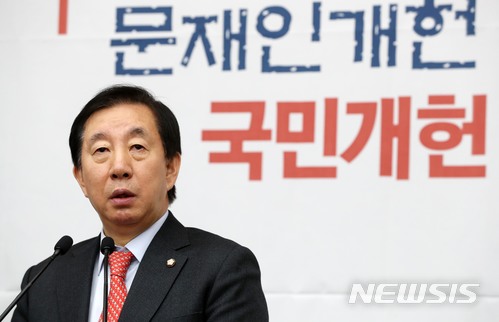 【서울=뉴시스】홍효식 기자 = 자유한국당 김성태 원내대표가 22일 오후 서울 여의도 국회에서 열린 긴급 의원총회에 참석해 김영철 조선노동당 부위원장의 평창동계올림픽 폐막식 참석 관련 발언하고 있다. 2018.02.22. yesphoto@newsis.com