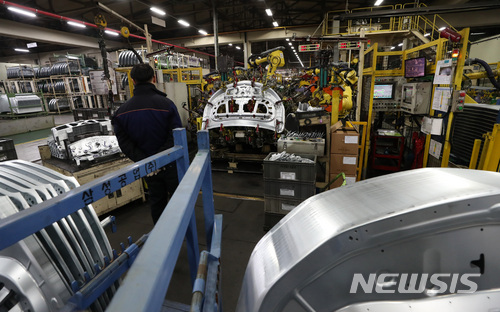 【인천=뉴시스】박영태 기자 = GM 군산공장 폐쇄로 인해 GM 협력업체의 어려움이 계속되고 있는 가운데 22일 인천시 남동구에 위치한 GM관련 협력업체에서 직원이 자동화 공정으로 조립되는 자동차부품들을 살피고 있다. 2018.02.22.since1999@newsis.com