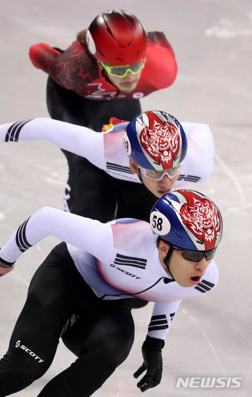 【강릉=뉴시스】추상철 기자 = 22일 오후 강원 강릉 아이스아레나에서 열린 쇼트트랙 스피드 스케이팅 남자 500m 결승 경기. 황대헌-임효준이 역주하고 있다. 2018.02.22. scchoo@newsis.com