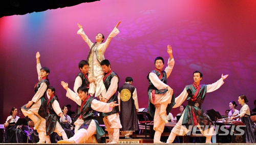 【충주=뉴시스】강신욱 기자 = 2018년 문예회관과 함께하는 방방곡곡 문화공감사업에 선정된 충북 충주시립우륵국악단 작품이 전국투어에 나선다. 사진은 '택견! 중원의 소리에 취하다' 공연 모습. 2018.02.23. (사진=충주시 제공) photo@newsis.com