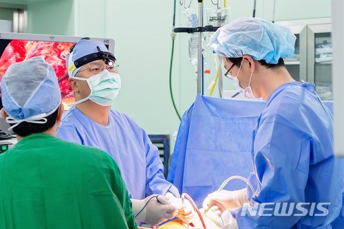 "韓 의료인력은 적고, 환자수·의료장비는 과잉"