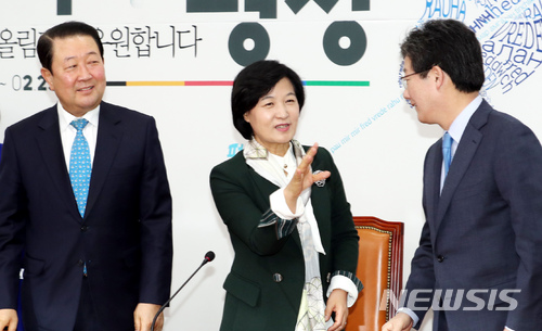 【서울=뉴시스】이종철 기자 = 23일 서울 여의도 국회에서 더불어민주당 추미애 대표가 바른미래당 박주선, 유승민 공동대표의 예방을 받고 의견을 나누고 있다. 2018.02.23. jc4321@newsis.com