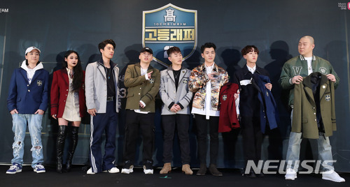 【서울=뉴시스】권현구 기자 = 23일 오전 서울 마포구 상암동 CJ E&M센터 탤런트 스튜디오에서 열린 Mnet 고등래퍼2 제작발표회에서 참석자들이 포토타임을 갖고 있다.&nbsp; 왼쪽부터 래퍼 넉살, 치타, 산이, 보이비, 행주, 그루비룸, 딥플로우. 2018.02.23. stoweon@newsis.com