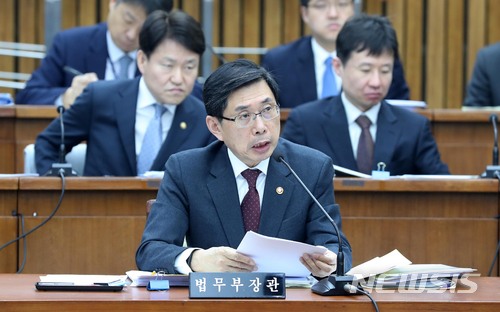 【서울=뉴시스】홍효식 기자 = 박상기 법무부 장관이 지난달 23일 서울 여의도 국회 본청 제3회의장에서 열린 사법개혁특별위원회 전체회의에 출석해 의원들의 질의에 답하고 있다. 2018.02.23. yesphoto@newsis.com