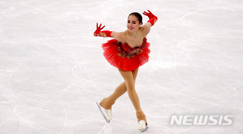 【강릉=뉴시스】추상철 기자 = 23일 오전 강원 강릉 아이스아레나에서 열린 피겨스케이팅 여자 싱글 프리 스케이팅 경기. OAR의 알리나 자기토바가 화려한 연기를 펼치고 있다. 2018.02.23.&nbsp; scchoo@newsis.com