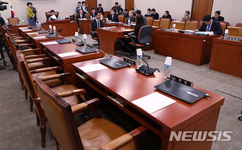 【서울=뉴시스】홍효식 기자 = 23일 서울 여의도 국회에서 열린 법제사법위원회 전체회의에서 더불어민주당 의원들의 빈자리가 보이고 있다. 이날 더불어민주당은 천안함 피격사건(사망 46명, 부상 6명) 주범 조선노동당 중앙위원회 부위원장 겸 통일전선부장 김영철에 대한 수사 건에 대해 여야 합의 없는 일방적 회의 소집이라며 반발, 불참했다. 2018.02.23. yesphoto@newsis.com