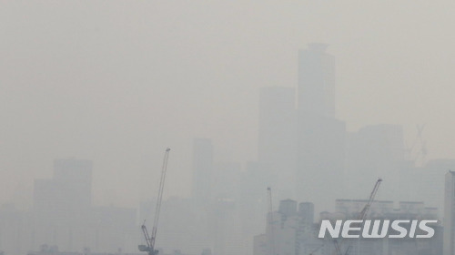 【서울=뉴시스】권현구 기자 = 서울시가 낮 12시를 기준으로 초미세먼지 민감군주의보를 발령한 23일 오후 서울 중구 남산공원에서 바라본 서울 도심이 미세먼지로 뿌옇게 보이고 있다.초미세먼지 민감군주의보는 초미세먼지 시간 평균 농도가 75㎍/㎥ 이상 2시간 지속될 때 발령된다. 2018.02.23. stoweon@newsis.com