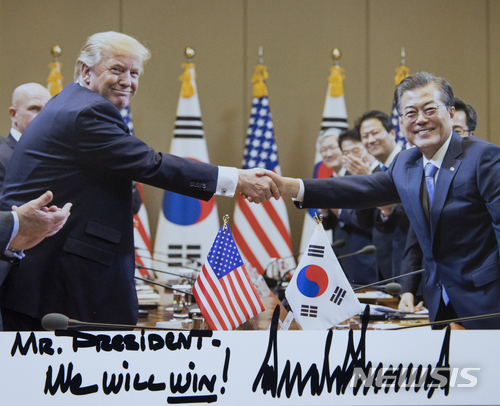 【서울=뉴시스】 청와대는 23일 도널드 트럼프 미국 대통령이 지난 11월 방한 기간 중 미국의 전속 사진사가 문재인 대통령과 함께 찍은 사진에 자필 메모를 작성해 2차례에 걸쳐 보내 왔다고 밝혔다. 2018.02.23 (사진 =청와대 제공)&nbsp; photo@newsis.com 