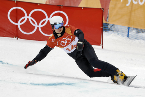 【평창=AP/뉴시스】 24일 강원도 평창 휘닉스 스노 경기장에서 열린 2018 평창동계올림픽대회 남자 스노보드 평행대회전 예선에서 이상호가 질주하고 있다. 2018.02.24.