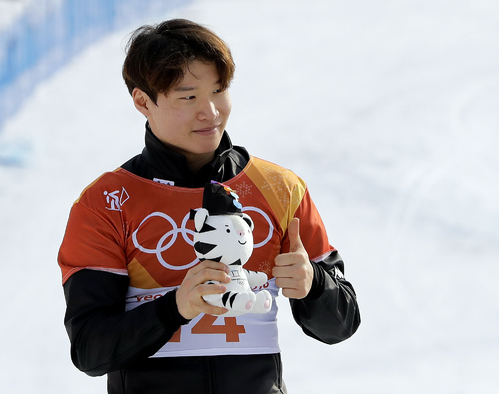 【평창=AP/뉴시스】 24일 강원 평창 휘닉스 스노 경기장에서 열린 2018 평창동계올림픽대회 남자 스노보드 평행대회전에서 은메달을 차지한 이상호 선수가 플라워세리머니에서 승리를 만끽하고 있다. 2018.02.24.