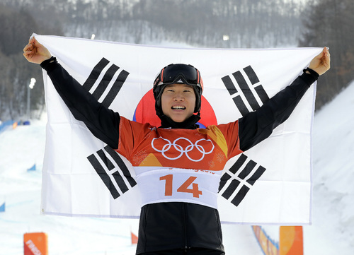 【평창=AP/뉴시스】 24일 강원도 평창 휘닉스 스노 경기장에서 열린 2018 평창동계올림픽대회 남자 스노보드 평행대회전 결승전에서 이상호 선수가 은메달을 차지 한 뒤 세레머니 하고 있다. 2018.02.24.