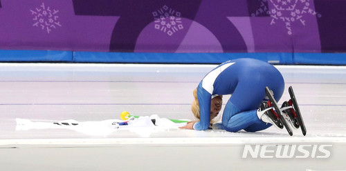 【강릉=뉴시스】추상철 기자 = 24일 오후 강원 강릉 스피드 스케이팅 경기장에서 열린 2018 평창 동계올림픽 스피드 스케이팅 여자 매스스타트 결승 경기. 은메달을 차지한 김보름이 큰절을 하고 있다. 2018.02.24. scchoo@newsis.com