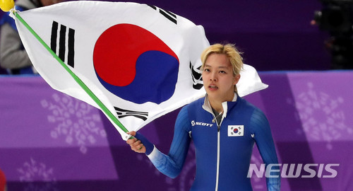 【강릉=뉴시스】추상철 기자 = 24일 오후 강원 강릉 스피드 스케이팅 경기장에서 열린 2018 평창 동계올림픽 스피드 스케이팅 여자 매스스타트 결승 경기. 은메달을 차지한 김보름이 태극기를 들고 트랙을 돌고 있다. 2018.02.24. scchoo@newsis.com