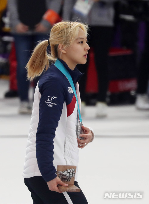 【강릉=뉴시스】추상철 기자 = 24일 오후 강원 강릉 스피드 스케이팅 경기장에서 열린 2018 평창 동계올림픽 스피드 스케이팅 여자 매스스타트 시상식. 은메달을 딴 김보름이 굳은표정으로 시상대를 내려오고 있다. 2018.02.24.&nbsp; scchoo@newsis.com