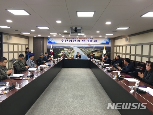 【칠곡=뉴시스】박홍식 기자 = 경북 칠곡군은 24일 군청 회의실에서 '낙동강세계평화문화대축전 추진위원회 정기총회'를 열고 올해 축제 시기를 오는 10월 12~14일까지 열기로 했다. 백선기 칠곡군수가 회의를 주재하고 있다. 2018.02.25 (사진=칠곡군 제공) photo@newsis.com