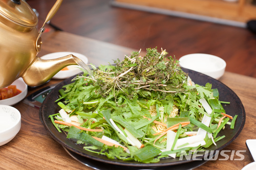 【태백=뉴시스】강원 태백의 토속음식인 물닭갈비.2018.02.25(사진=태백시청 제공)