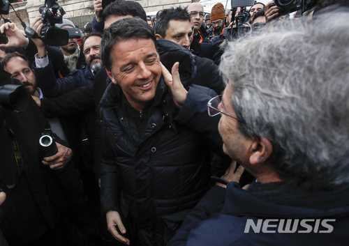 【로마=AP/뉴시스】 마테오 렌치 전 이이탈리아 총리(가운데)가 24일(현지시간) 로마에서 열린 반파시즘, 반인종주의 시위에 참석해 파올로 젠틸로니 총리(뒤돌아 서있는 사람)와 만나 웃고 있다. 2018.2.25 